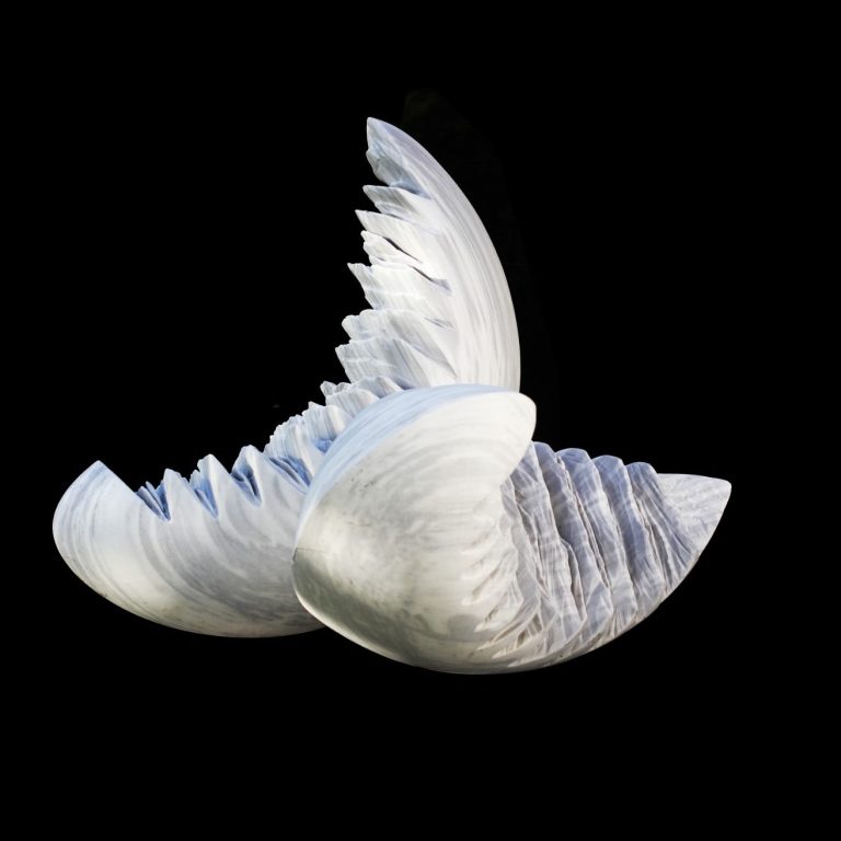 Drachenfedern aus Marmor Eine Skulptur aus zwei Teilen, geformt wie Sicheln aus weißem Marmor, mit Einkerbungen auf den Innenseiten