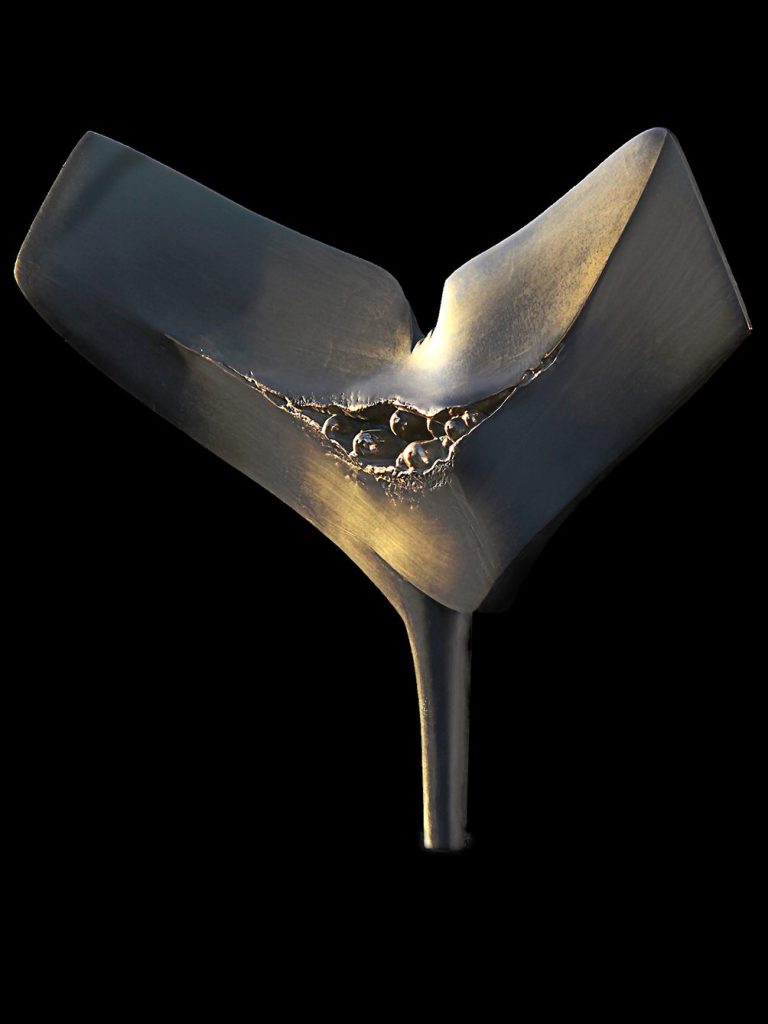 Fluke Eine Bronze-Skulptur, deren Form an die Schwanzflosse eines Wals erinnert