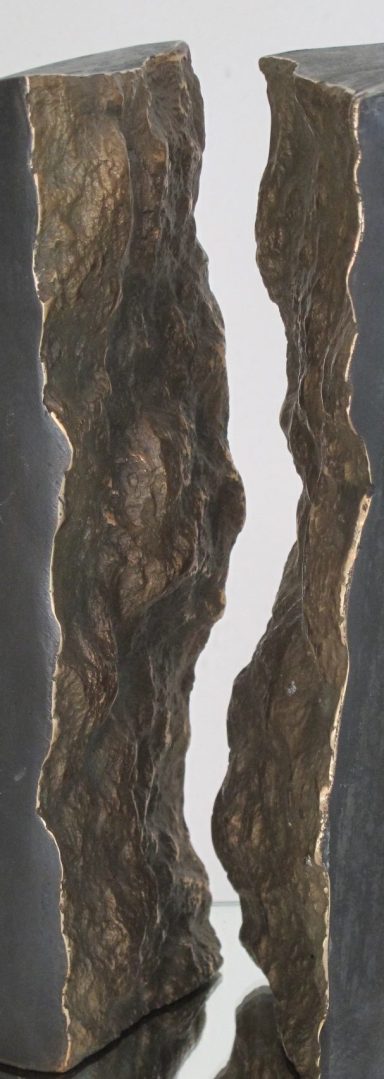 Bronze-Bruch Zwei Bronze-Formen mit glatter Außenfläche und innen gegenüberliegenden Bruchflächen