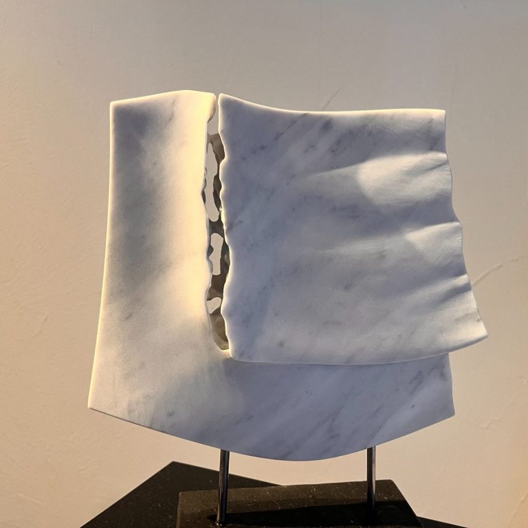 Bronzeplastik Eine Skulptur aus Marmor mit dem Titel Entfaltung